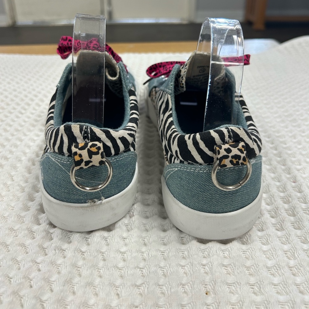 Stylish Leopard Print Sneakers with Pink Laces - Picture 3 of 7